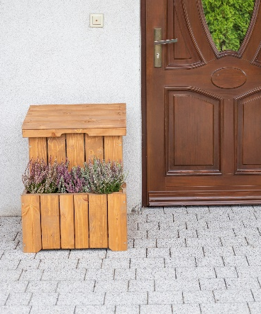 Parcel Store with flowerpot brown