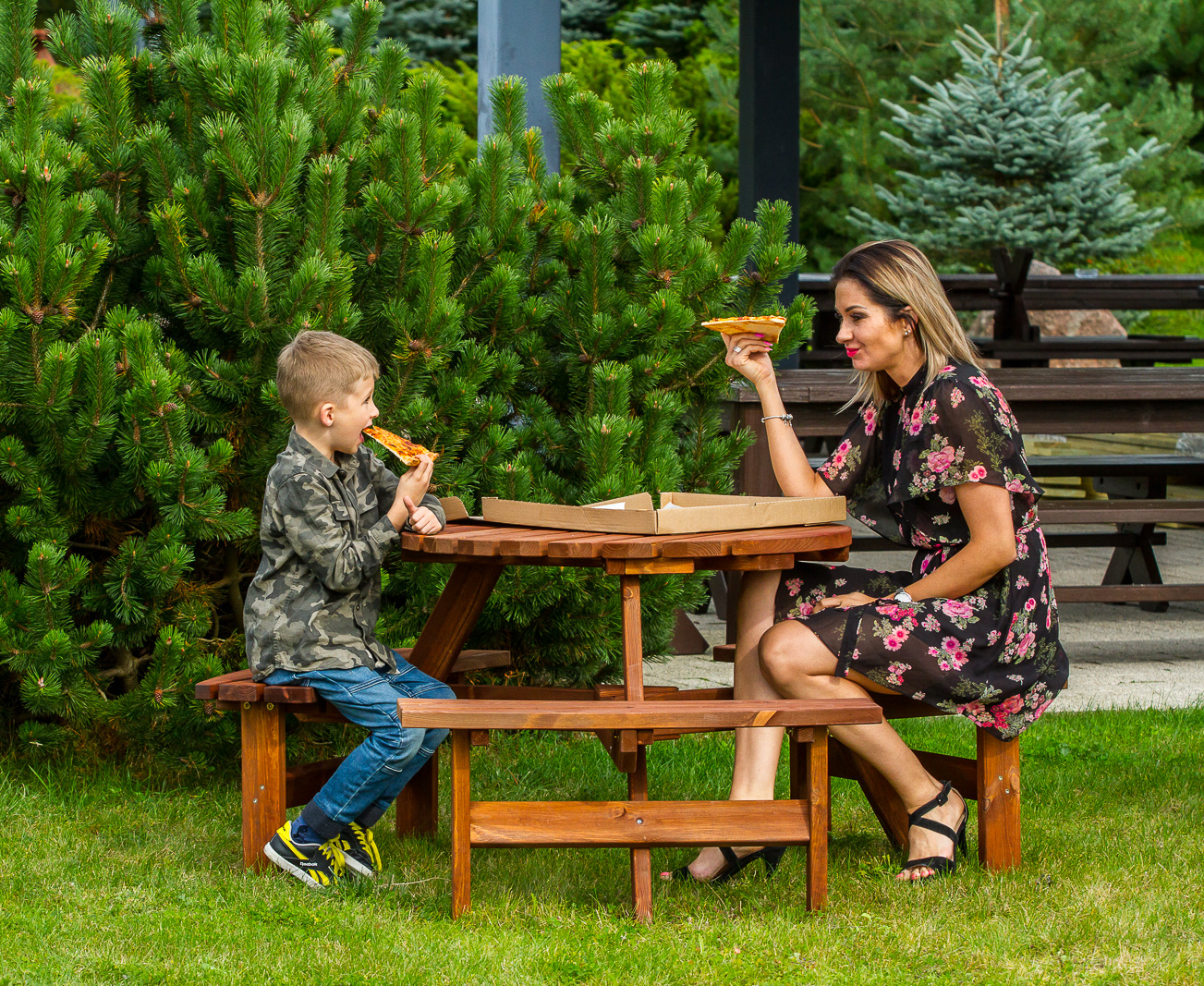 Round Picnic Table Brent brown